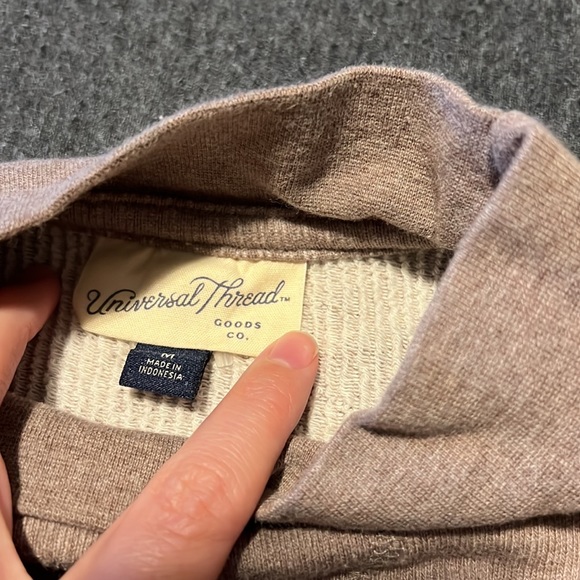 Tan sweater size medium universal thread - Picture 5 of 6